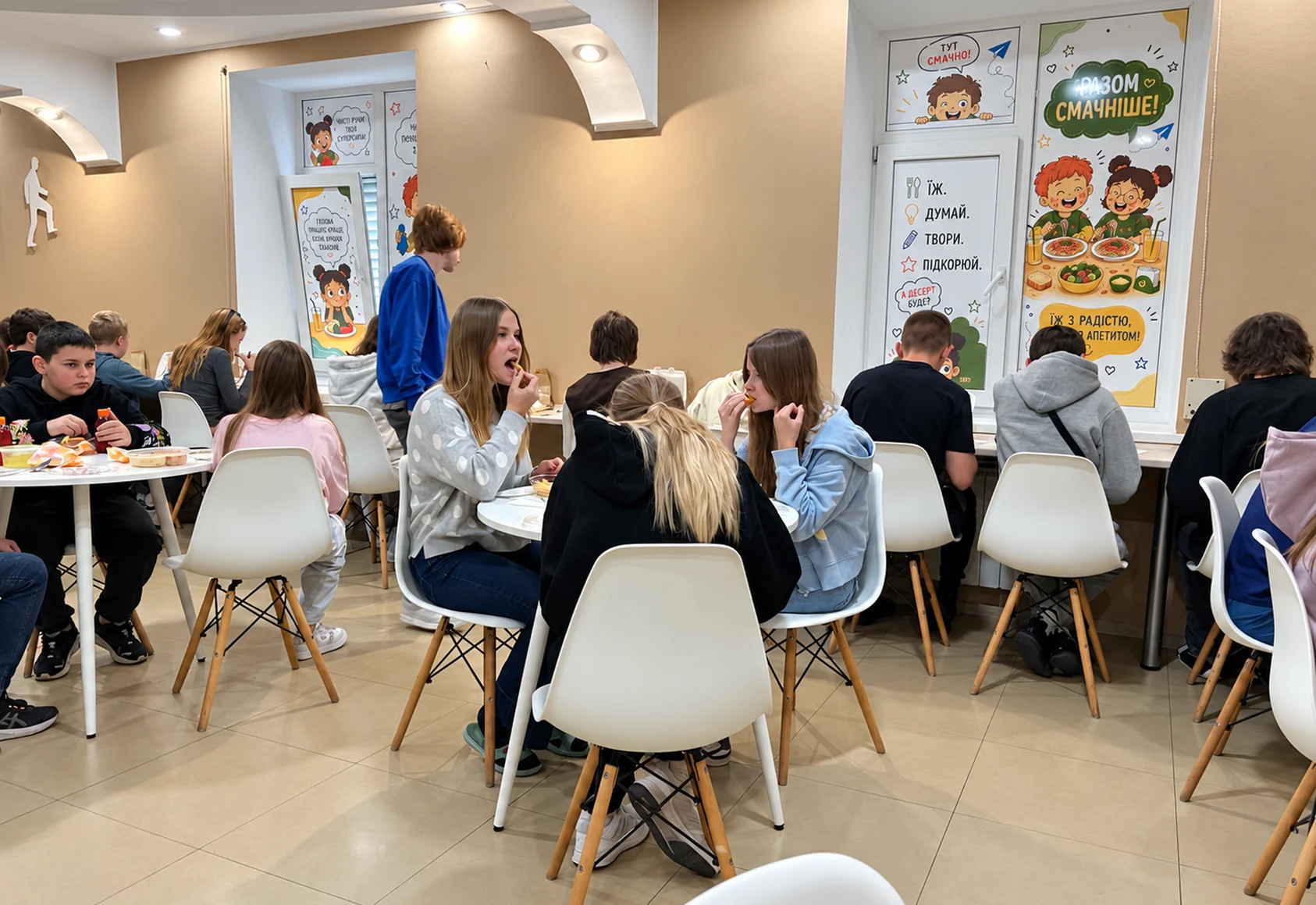 Учні обідають у шкільній їдальні